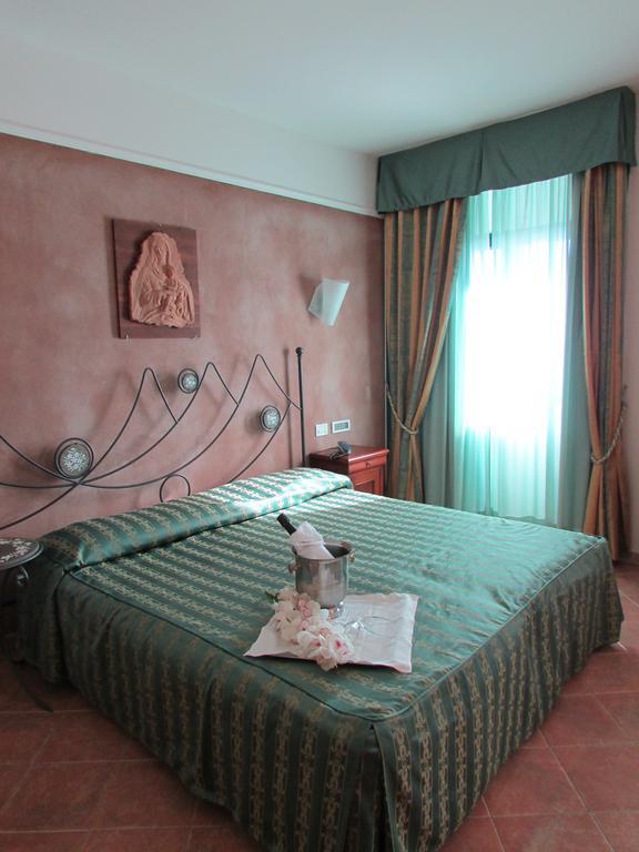 Emmaus Hotel Цафферана-Этнея Номер фото