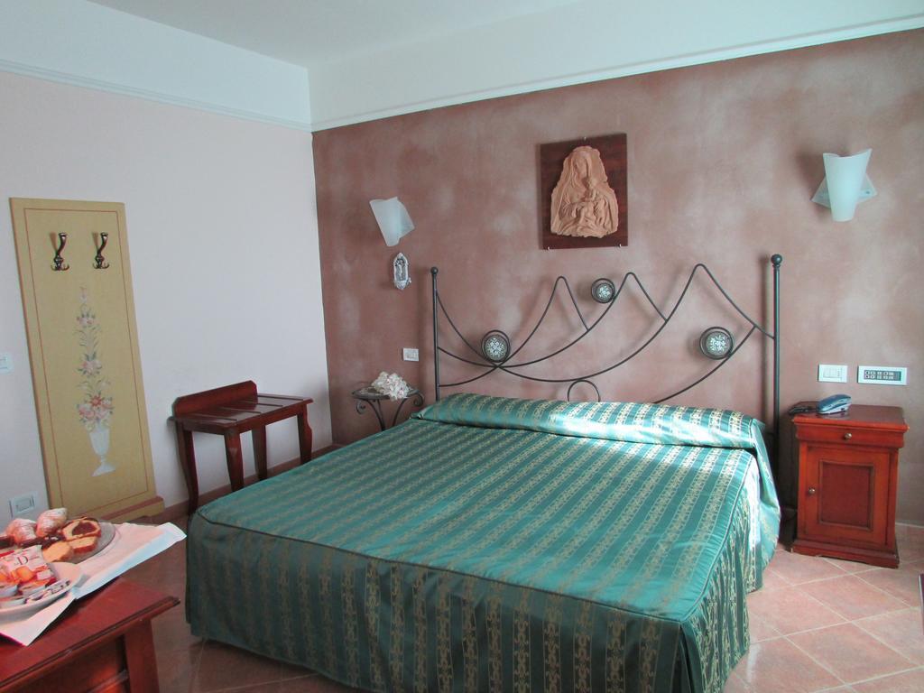 Emmaus Hotel Цафферана-Этнея Номер фото
