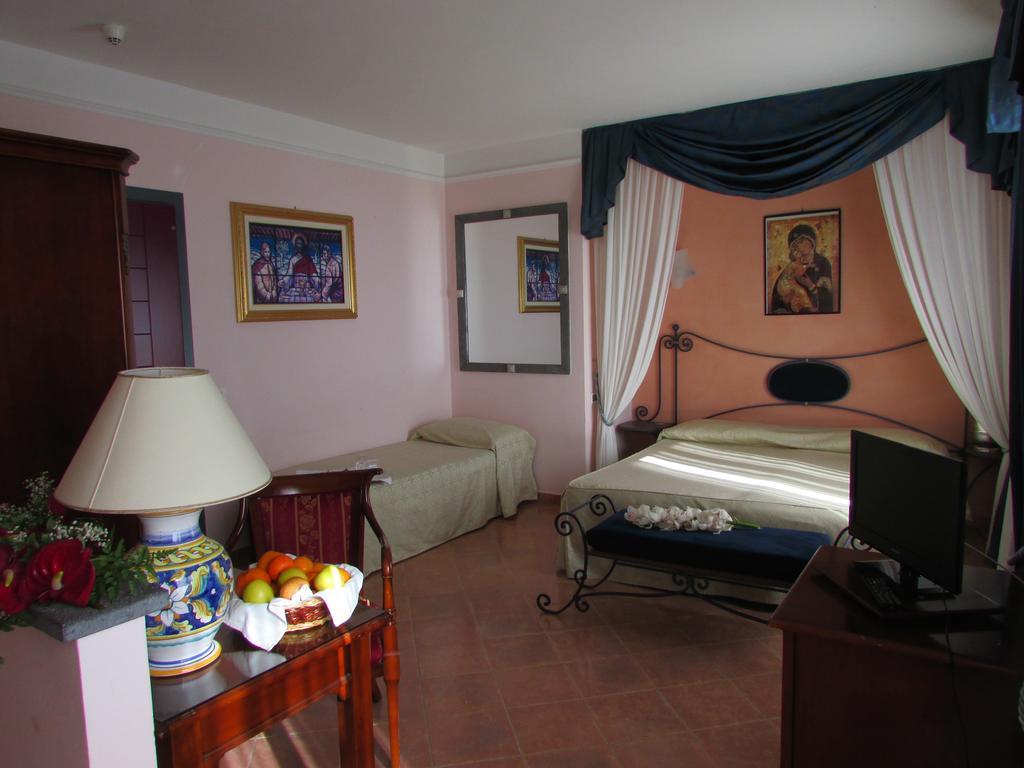 Emmaus Hotel Цафферана-Этнея Номер фото